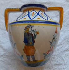 Vase ancien faïence HENRIOT QUIMPER, décor de breton, 14,5 cm haut, anses, N°99