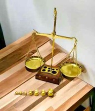 Ancienne balance de pharmacie en bronze poli à base de bois solide