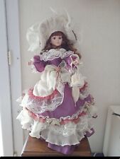 Poupée Porcelaine Vintage Robe à volants violet et dentelles support H 51 cm