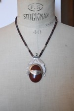 Collier touareg avec pendentif en argent et agate