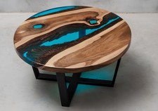 Table basse Live Edge en bois de noyer naturel et résine époxy bleue 80 cm