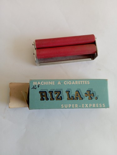 Machine rouler cigarettes - machine, a