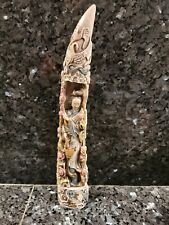 Sculpture défense  à décor asiatique en résine colorée et signée . Ma réf. EB012