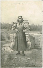 CPA NICE  L'ILE D'YEU  VENDEE 85 UNE JEUNE INSULAIRE PORTEUSE D'EAU