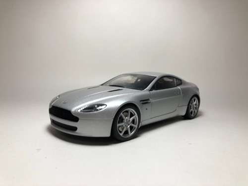 Autoart aston martin v8 - aston,