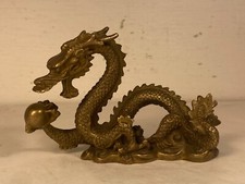 Sculpture en bronze. Dragon tenant une boule. Chine, époque XXème.