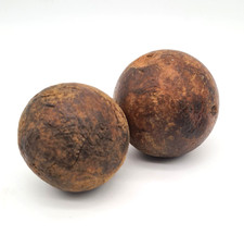 2 anciennes boules en bois