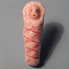 FEVE GROS BEBE EMMAILLOTE liens roses H.3,2 cm 1ère époque Allemande