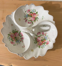 Ancien plat serviteur muet en porcelaine, décor foral