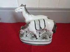 STATUE COUPLE CHEVAL SUR BASE  CERAMIQUE NUMEROTE 2579