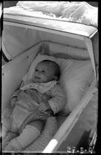 Enfant bébé allongé landau sourire - négatif photo ancien an. 1940