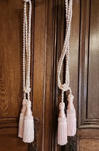 Deux paires embrasse - paires, rideaux