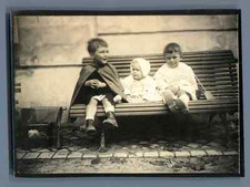 France, Enfants assis sur un