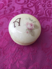 Bombonnière, boîte à bijoux en albatre à décor de fleurs et lettre A. XX siècle