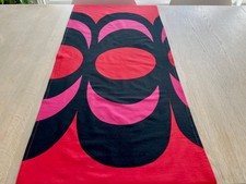 Chemin de table en tissu rouge