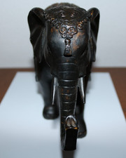 Sculpture éléphant en bois  ; Wooden elephant sculpture