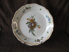 Belle assiette en faïence 18eme Meillonas ? La Rochelle ? décor au grand feu