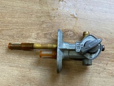 UN ROBINET ESSENCE MOTO SUZUKI