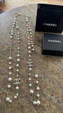 Lot de 2 sautoirs Chanel –