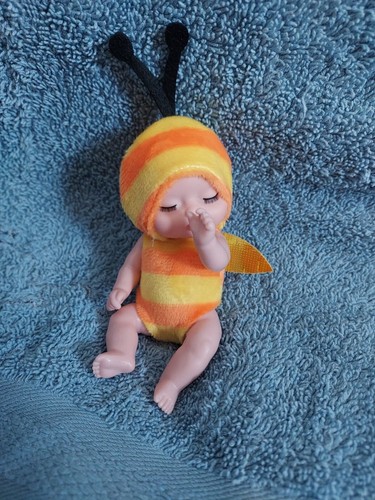 Mini adorable poupée - , en