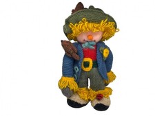 Poupée en tricot épouvantail