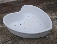 MOULE A FROMAGE FAISSELLE ANCIEN EGOUTTOIR BLANC FORME COEUR TBE