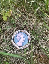 Broche portrait femme Léa Stein, signée Western Germany, cheveux mauve