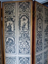 paravent ancien style Berain, ancien. Blanc et gris , une charnière à restaurer 