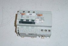 Disjoncteur MERLIN GERIN multi 9 réf. C60H C25 + vigi C60