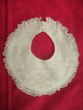 Ancien bavoir brodé bordé de