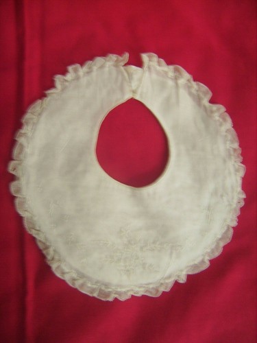 Ancien bavoir brodé bordé - , de