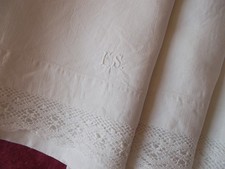 Drap rétro brodé d'un