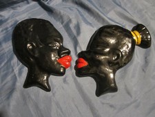 TÊTE D'AFRICAINE ET TÊTE D'AFRICAIN, MURALES, EN PLÂTRE. Années 50.