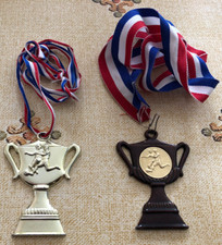 Lot MEDAILLES FOOTBALL '' EN FORME DE COUPE ''