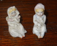 Deux minuscules figurines porcelaine enfants maison de poupée fève 1900's