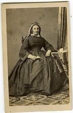 PHOTO CDV 1860 LIMOGES MARTIN, une femme pose un papier à la main