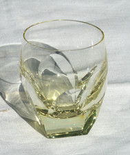 Moser - Verre à liqueur en cristal de couleur - Jaune Verre signé.  Haut. 6 cm