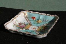 plat ancien en faience voir la marque au dos. **