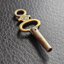 Clé de montre gousset horlogerie savonnette empreinte creux 1 x 1 mm