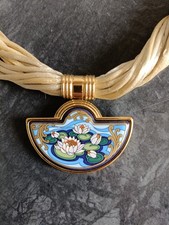 Collier en soie avec pendentif