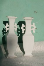 2 petits vases blancs de