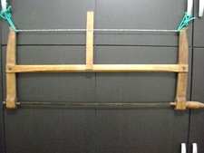 Outil Ancienne Scie Bois à lame Orientable ,Tendeur à fil de fer 92x44cm,lame 74