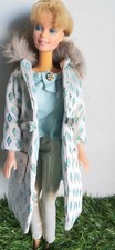 Mattel ancienne poupée Barbie  tenue Continental Holiday et support