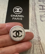 CHANEL VIP BROCHE ÉPINGLÉ BADGE + POCHETTE VELOURS LOGO Paris Haute Couture