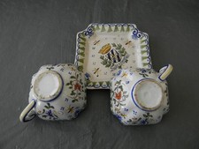 Lot de 2 tasses et une sous tasse en faïence de DESVRES Géo Martel.