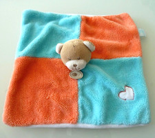 H6. DOUDOU PLAT CARRE  BABY NAT babynat' OURS BLEU ORANGE BRODERIE COEUR BLANC