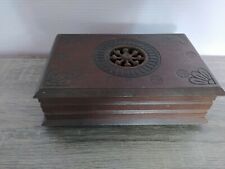 COFFRE POUPEE BOIS SCULPTÉ