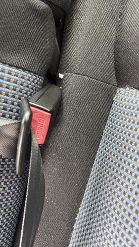 Attache ceinture arriere droit