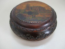 Boite en bois pyrogravé et