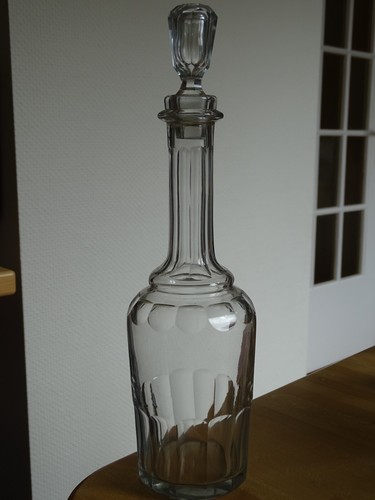Une ancienne carafe vin en - a,